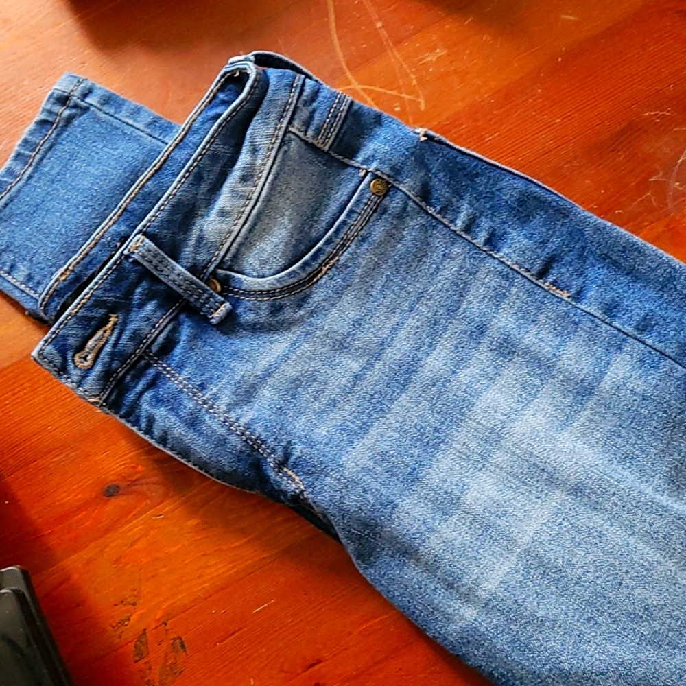Straight-legged jeans